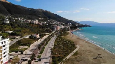 Parlak bir günde, Palmiye ağaçları ve Mavi Suyla Sahilden İHA Çekimi