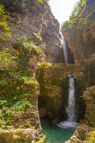 Schöner Wasserfall mit kristallklarem Wasser im Albanien — Stockfoto