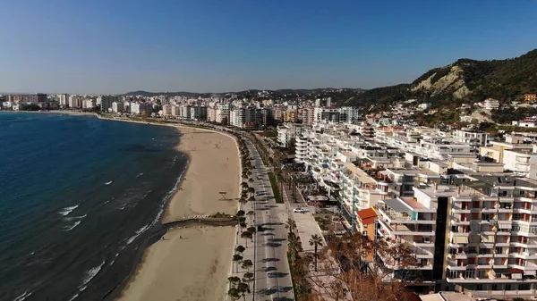 Drone Shot of the Beach em um dia brilhante com árvores e água azul — Fotografia de Stock