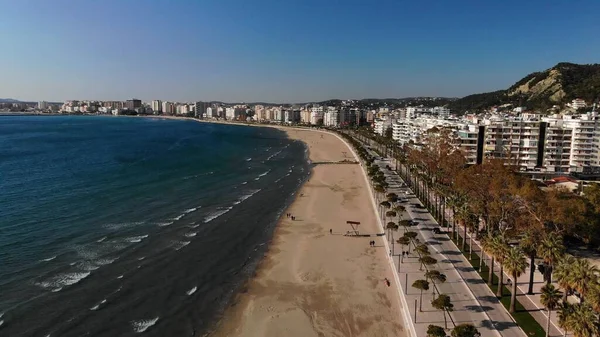 Drone Shot of the Beach em um dia brilhante com árvores e água azul — Fotografia de Stock