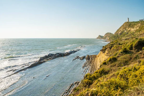 Deniz feneri projektörü gece vakti deniz havasını aydınlatıyor..