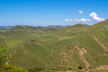 Güzel gökyüzü ile dağdaki güzel manzara