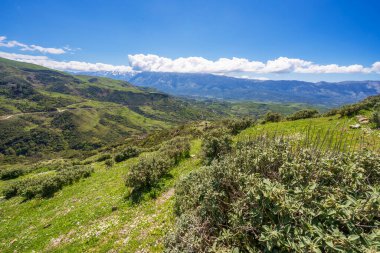 Güzel gökyüzü ile dağdaki güzel manzara