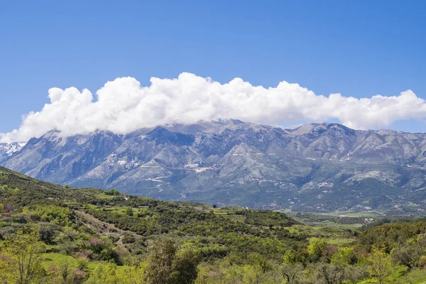 Güzel gökyüzü ile dağdaki güzel manzara