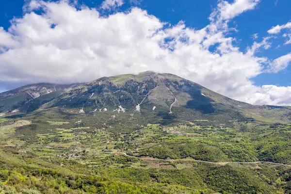 Vackert landskap på berget med fin himmel — Stockfoto