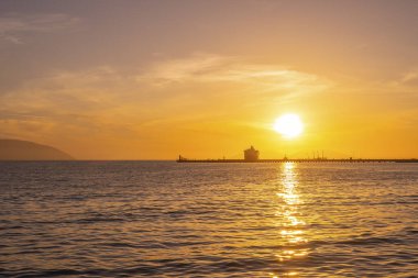 Akdeniz 'de gün batımında bulutlu güzel güneş ışığı.