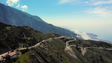 Havadan. Arnavutluk 'un Llogara Geçidi, Llogara Ulusal Parkı' nda bulutlar içinde dağlar. Arnavutluk 'ta yaz mevsiminde deniz maliyeti ve yüksek kayalıklara yakın görüntüler.