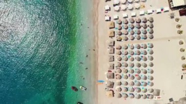 Güzel deniz manzarası. Arnavutluk 'un İyon Denizi kıyısındaki sahil, Ksamil, Yunanistan' ın Korfu adası yakınlarında. Arnavutluk 'un Saranda kentindeki Mirror Beach Pasqyra' nın kuş bakışı görüntüsü İHA 'dan Arnavutluk Riviera View
