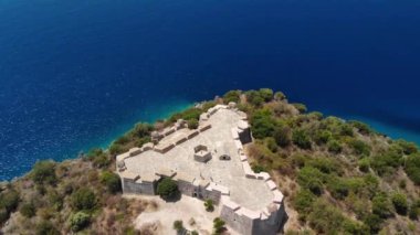 Arnavutluk Riviera 'sındaki Porto Palermo şatosunun hava manzarası.