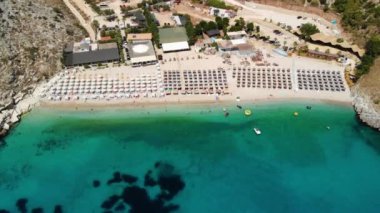 Güzel deniz manzarası. Arnavutluk 'un İyon Denizi kıyısındaki sahil, Ksamil, Yunanistan' ın Korfu adası yakınlarında. Arnavutluk 'un Saranda kentindeki Mirror Beach Pasqyra' nın kuş bakışı görüntüsü İHA 'dan Arnavutluk Riviera View