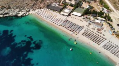 Güzel deniz manzarası. Arnavutluk 'un İyon Denizi kıyısındaki sahil, Ksamil, Yunanistan' ın Korfu adası yakınlarında. Arnavutluk 'un Saranda kentindeki Mirror Beach Pasqyra' nın kuş bakışı görüntüsü İHA 'dan Arnavutluk Riviera View