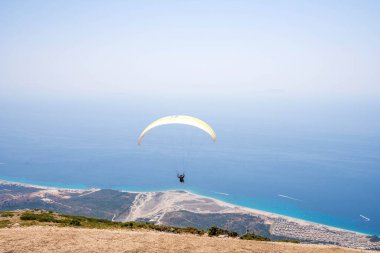 Paraglider başlıyor. Paraşüt, güneşli bir günde Alp dağlarında havayla doluyor.