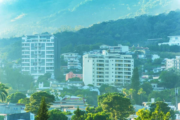 San Salvador yanardağının eteklerindeki binalar