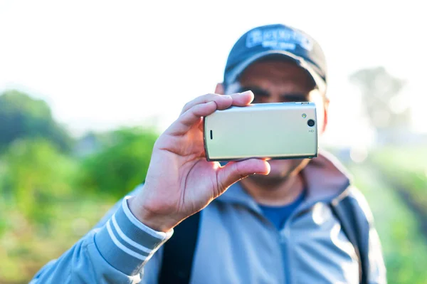 Adam sabah sahada cep telefonuyla kayıt yapıyor.