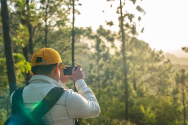 Sabah ormanda yürüyen bir adam, El Salvador Morazan departmanı.