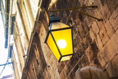 Dubrovnik 'in Eski Kasabası' nın duvarlarında dekoratif lambalar
