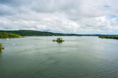 Rio Dulce sularının akışının üstünden bak.