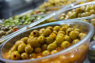 Cam tabakta servis edilen zeytinlerin ayrıntıları, sebze hazırlama