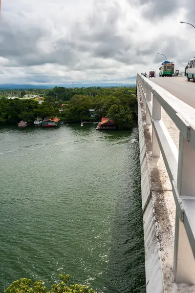 Rio Dulce sularının akışının üstünden bak.