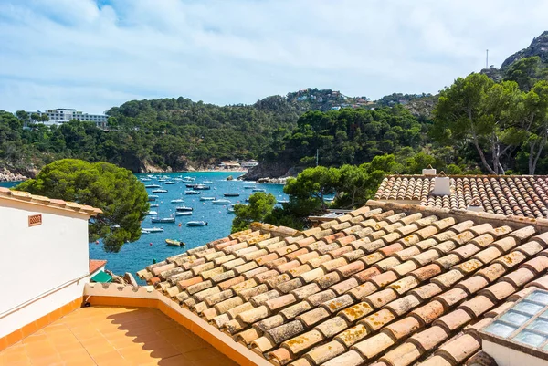 Costa Brava, Girona, Katalonya 'daki küçük körfeze doğru çatılara bakın.,