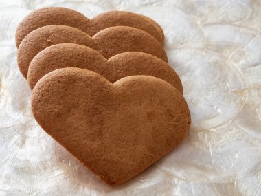 İnci tepside kalp şeklinde zencefilli kurabiye.