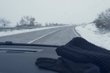 Bir arabanın içinden karlı bir yol.