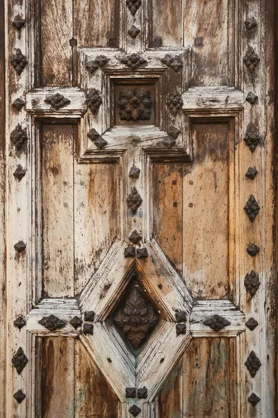 Metal Süslemelerle Süslenmiş Eski Ahşap Kapı — Stok fotoğraf