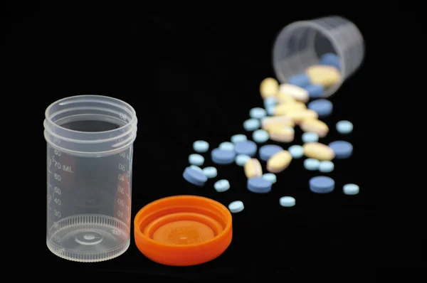 Urin prov flaska och lock med piller. Εικόνα Αρχείου