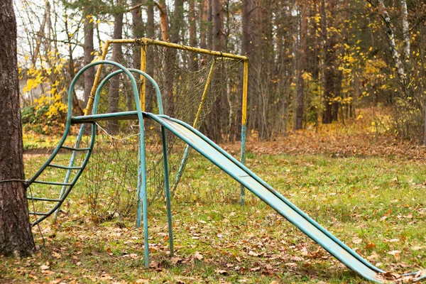 Aire Jeux Abandonnée Automne Ancien Football Avec Filet Déchiré Toboggan — Photo