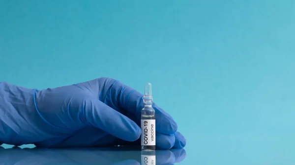 Рука Медичній Рукавичці Тримає Ампулу Вакциною Від Коронавірусу Covid Синьому — стокове фото