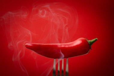Kırmızı arka planda kırmızı biberli kırmızı kırmızı biberli buharlı kapsül. Boşluğu kopyala