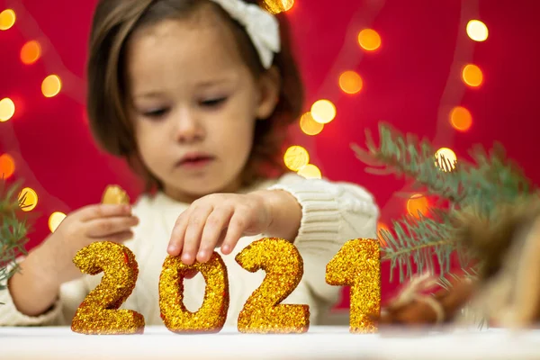 Menina Tocando Dourado Números Brilhantes 2021 Feliz Natal Feliz Ano — Fotografia de Stock