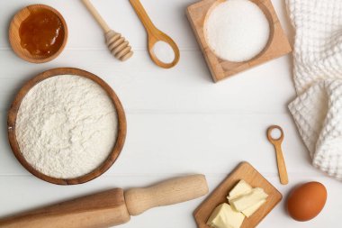 Adım adım kalp şeklinde kek tarifi talimatları. İçindekiler: tereyağı unu şekerli yumurta ballı soda tuzu. Düz yatıyordu. Boşluğu kopyala