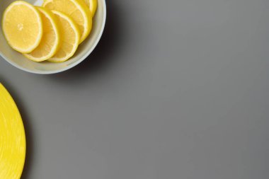 Gri arka planda gri plakalı sarı limonlar. Yılın Renkleri 2021 Pantone Aydınlatıcı ve Nihai Gri. Düz yatıyordu. Boşluğu kopyala