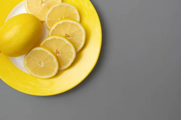 Yellow Lemons Yellow Plate Gray Background Colors Year 2021 Pantone — Stock Photo, Image