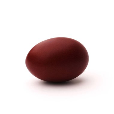 Bir Paskalya yumurtası soğan kabuğuyla boyanmış, beyaz arka planda izole edilmiş.