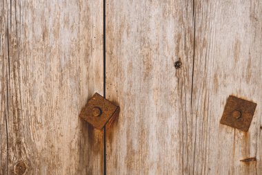 Arkaplan dokusu. Paslı metal perçin kaplı eski ahşap yüzey, kopyalama alanı