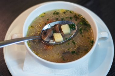 Yağsız mantar çorbası. Çorbalı kaşık, mantarlı ve patatesli.