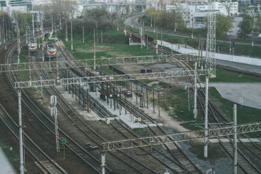 Şehirdeki tren istasyonunun yakınındaki bir çok tren yolu kavşağında.
