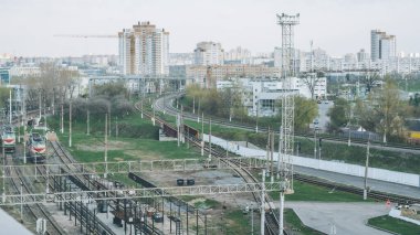 Şehirdeki tren istasyonunun yakınındaki bir çok tren yolu kavşağında.