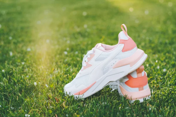 Zapatillas Deporte Mujer Blanca Con Inserciones Coral Colocan Hierba Rayos — Foto de Stock