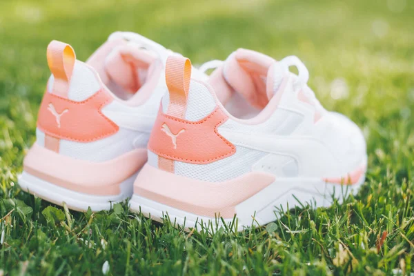 Minsk Bielorrusia 2021 Zapatillas Puma Mujer Blanca Con Inserciones Coral — Foto de Stock