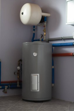 Kazan suyunun dolaylı ısıtılması, genişleme tankı, borular ve özel evin kazan dairesinde sayaçlar için depo. Dikey