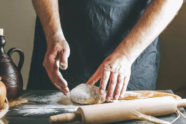 Mężczyzna Ręce Ugniatać Ciasto Mąki Obok Glinianego Garnka Butelki Oleju — Zdjęcie stockowe