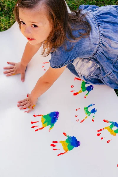 Niña Dibuja Dejando Huellas Manos Niños Colores Arcoíris Una Hoja —  Fotos de Stock