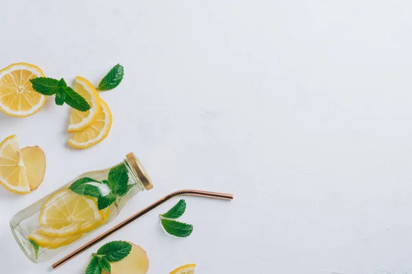 Glasflaska Med Lemonad Med Metallhalm Och Ingredienser För Matlagning Ingefära — Stockfoto