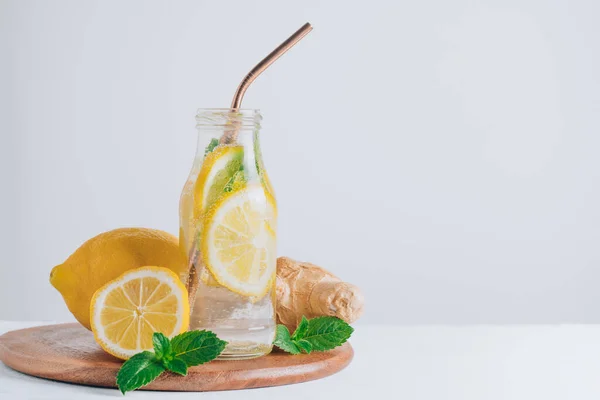 Glasflaska Med Lemonad Med Metallhalm Och Ingredienser För Matlagning Träbricka — Stockfoto