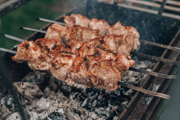 Carne Cruda Alla Griglia Sugli Spiedini Viene Cotta Sulla Griglia — Foto Stock