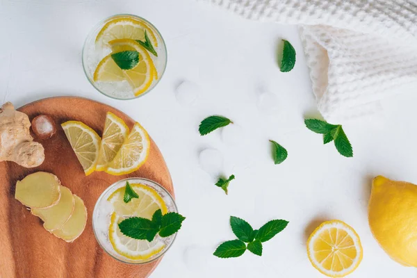Två Glas Med Lemonad Och Ingredienser För Matlagning Ingefära Citron — Stockfoto