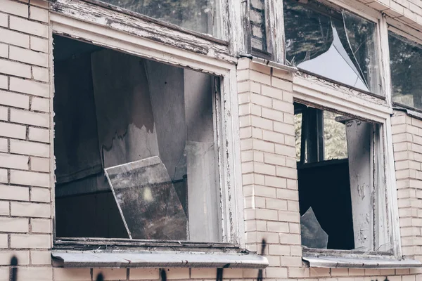 Cristales Rotos Ventanas Antiguo Edificio Abandonado Con Azulejos — Foto de Stock